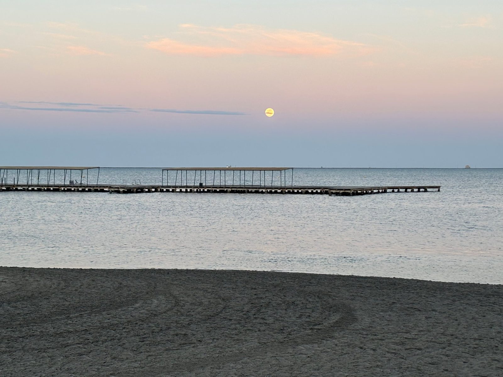 Playa de Santiago de la Ribera al atardecer, con la luna sobre el Mar Menor